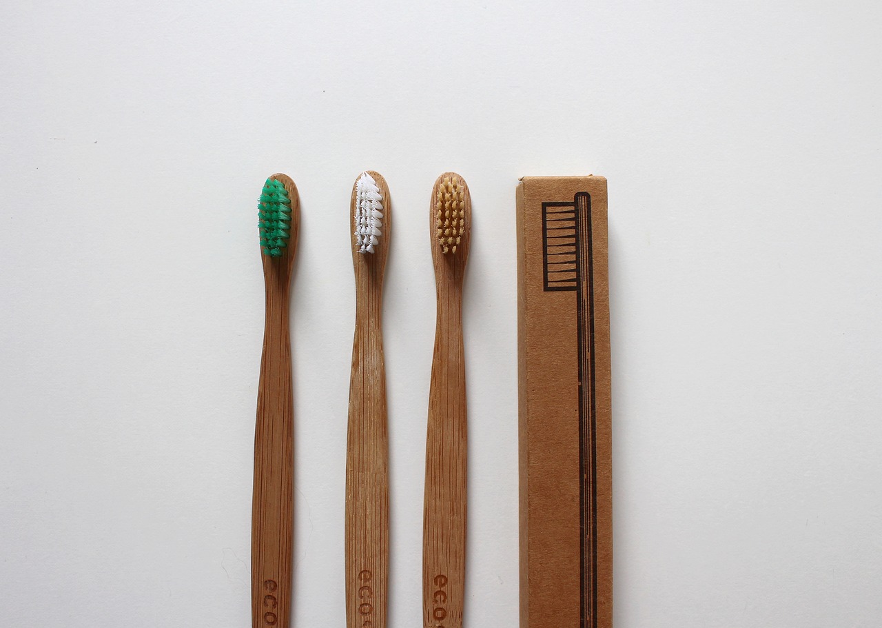 Toothbrush Replacement Timing] Because it's something you use every day, you need to know the right way and timing to replace your toothbrush.